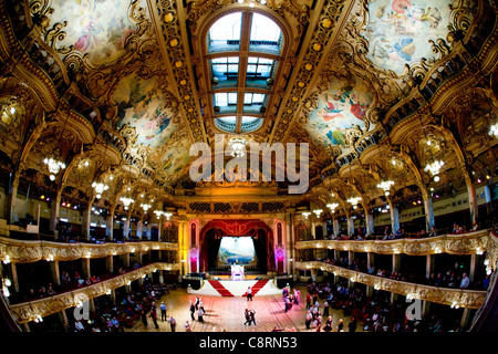 L'intérieur de la magnifique salle de bal de Blackpool et de danse avec orgue Wurlitzer et danse en cours Banque D'Images