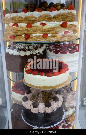 Glass display cabinet plein de pâtisseries, gâteaux à la crème à Blackpool, Royaume-Uni Banque D'Images