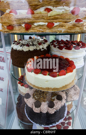 Glass display cabinet plein de pâtisseries, gâteaux à la crème à Blackpool, Royaume-Uni Banque D'Images