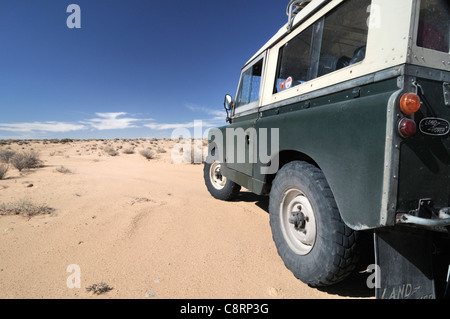 L'Afrique, Tunisie, nr. Douz. Land Rover Series 2a dans le désert du Sahara. Banque D'Images