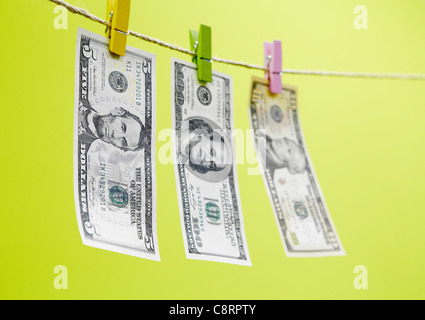 Trois billets de monnaie américaine hanging on clothesline Banque D'Images