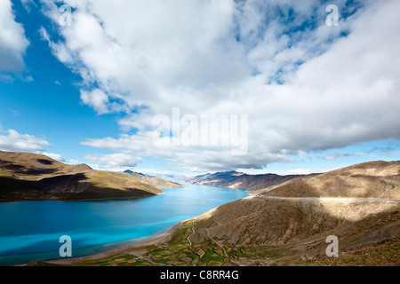 Tibet : le lac Yamdrok yumtso Banque D'Images