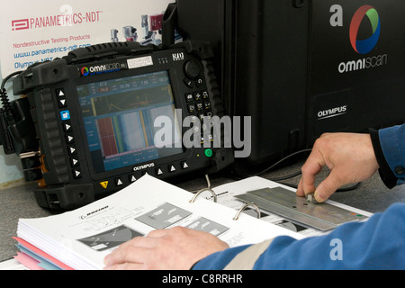 L'entretien d'aéronefs tests crack ultra-sonique Banque D'Images