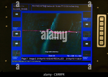 Ultra-sonique d'entretien d'aéronefs d'affichage test crack Banque D'Images
