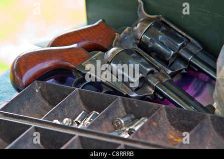 Pistolets Calibre .45 action unique utilisé dans Cowboy monté tirant à la table de l'armurier pendant un match, chargé avec des espaces. Banque D'Images