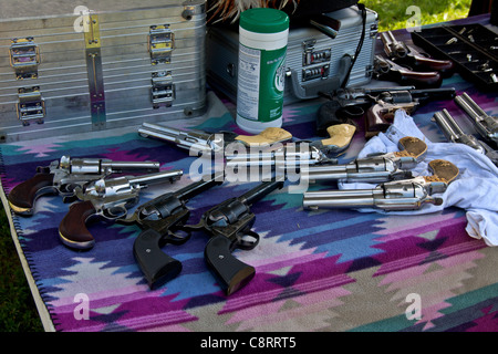 Pistolets Calibre .45 action unique utilisé dans Cowboy monté tirant à la table de l'armurier au cours d'un match Banque D'Images