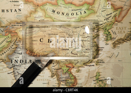 Close-up du continent asiatique carte du monde avec loupe Banque D'Images