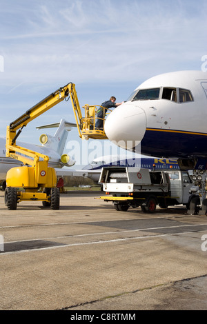 Boeing 757 de nacelle avec entretien Banque D'Images