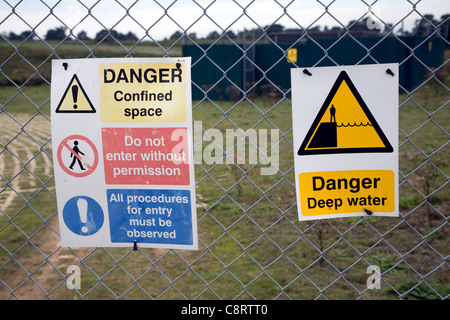 Les signes d'eau profonde de danger sur les travaux d'égouts fence Banque D'Images