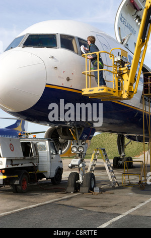 Boeing 757 de nacelle avec entretien Banque D'Images