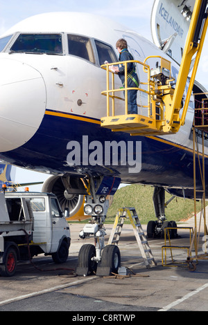 Boeing 757 de nacelle avec entretien Banque D'Images