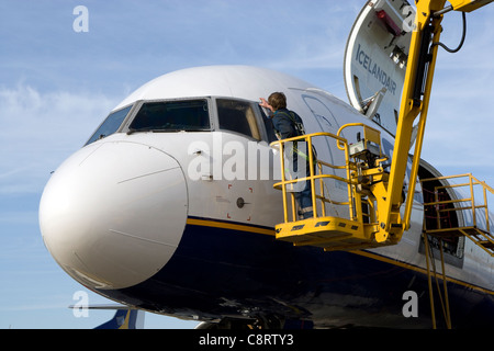 Boeing 757 de nacelle avec entretien Banque D'Images