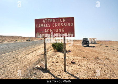 L'Afrique, la Tunisie, Entre Ksar Rhilane et Douz. Road sign warning de chameaux traversant la route. Banque D'Images