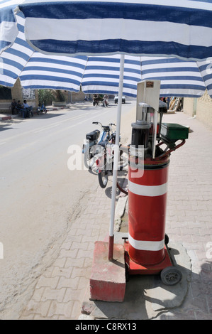 L'Afrique, Tunisie, Tozeur. Typique de la petite station d'essence pour voiture à Tozeur. Banque D'Images