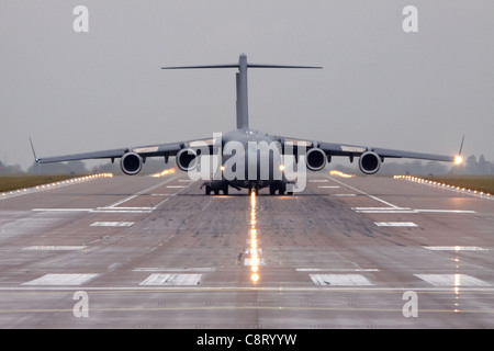 Un RAF C-17A Globemaster atterrit à Brize Norton, Oxfordshire, en amont de la cérémonie de rapatriement pour 1510 se Vijay Rai Banque D'Images