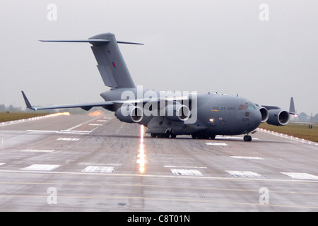 Un RAF C-17A Globemaster atterrit à Brize Norton, Oxfordshire, en amont de la cérémonie de rapatriement pour 1510 se Vijay Rai Banque D'Images