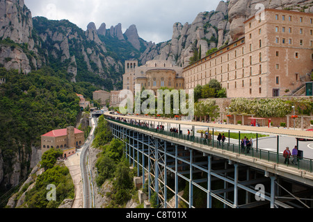 Vue de l'abbaye bénédictine de Santa Maria de Montserrat situé à 48 kilomètres à l'ouest de Barcelone. La Catalogne, Espagne. Banque D'Images