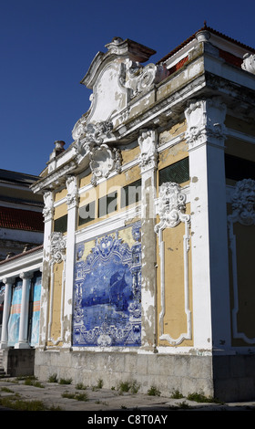 Faisant partie de l'Ouest avant de la Carlos Lopes pavillon dans le parc Eduardo VII, à Lisbonne. Le bâtiment dispose de panneaux d'azulejos. Banque D'Images