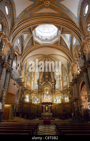 Vue intérieure sur l'église du monastère de Montserrat. Abbaye de Santa Maria de Montserrat, Catalogne, Espagne. Banque D'Images