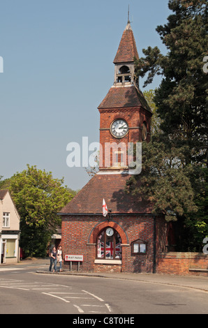 La tour de l'horloge dans le centre-ville de Wendover, España. C'est également le bureau d'information touristique de Wendover. Banque D'Images