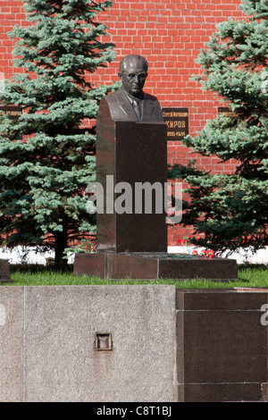 Tombe de l'ancien directeur du KGB Iouri Andropov (1914-1984) à la nécropole du mur du Kremlin à Moscou, Russie Banque D'Images