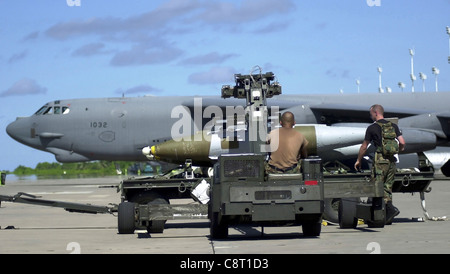 OPÉRATION ENDURING FREEDOM (AFIE) -- spécialistes des munitions de la 28e Escadre expéditionnaire aérienne Télécharger les munitions d'attaque directe interarmées d'une stratoforteresse B-52H à un emplacement d'exploitation à l'appui de l'opération Enduring Freedom le 28 novembre. Les forces de la coalition ont utilisé environ 110 avions de frappe contre les forces des Taliban et d'Al-Qaïda le 2 décembre. Environ 90 d’entre eux étaient des avions à réaction tactiques provenant de plates-formes maritimes, environ 12 à 14 étaient des avions à réaction tactiques terrestres et entre huit et 10 étaient des bombardiers à longue portée Banque D'Images