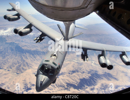 La bombe, comme ce B-52 Stratofortress prêt à faire le plein d'un KC-135 Stratotanker sur l'Afghanistan, Banque D'Images