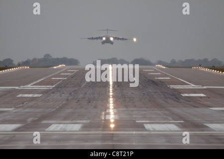 Un RAF C-17A Globemaster atterrit à Brize Norton, Oxfordshire, en amont de la cérémonie de rapatriement pour 1510 se Vijay Rai Banque D'Images