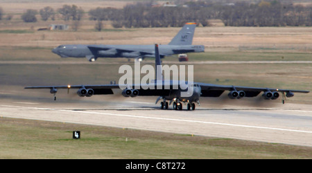 Le B-52 Stratofortress a mené des exercices de taxi et de lancement rapide à la base aérienne de Minot, démontrant la disponibilité opérationnelle, la capacité opérationnelle, les performances des bombardiers à longue portée et la fonctionnalité de défense stratégique. Banque D'Images