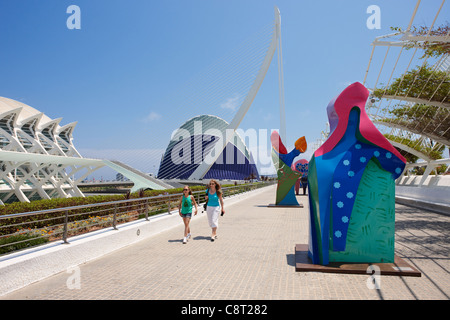 Mère et fille marchent ensemble dans la ville des Arts et des Sciences. Valence, Espagne. Banque D'Images