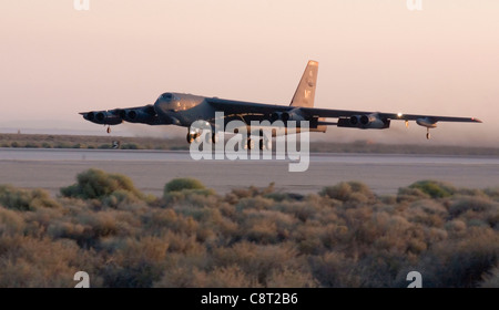 Un B-52 StratoFortress part de la piste 22 lors d'un vol d'essai Fischer-Tropsch à partir de la base aérienne Edwards, en Californie, le 19 septembre. Pendant le vol, deux des huit moteurs de l'avion ont fonctionné avec le mélange de carburant Fischer-Tropsch à base de gaz naturel. Les bombardiers proviennent de la 5e Escadre de la bombe à la base aérienne de Minot, N.D. Banque D'Images