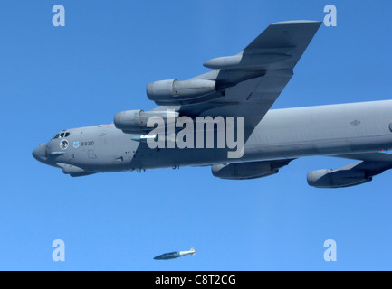 Une B-52 Stratoforteresse de la 20e Escadre Bomb de la base aérienne de Barksdale, en Louisiane, lance un missile d'attaque directe conjoint le 5 décembre dans le cadre de son Programme d'évaluation des systèmes d'armes. Le 20e partage également la gamme de bombes avec LES A-10 de l'AFB de Davis Monthan et les F-18 Hornets canadiens, qui participent tous aux activités du PASA. Banque D'Images