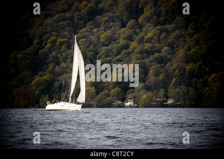 Ciel dramatique tout en voile et bateaux à voile sur le lac Windermere Banque D'Images