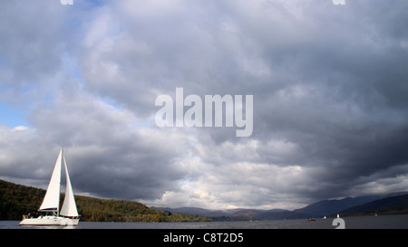 Ciel dramatique tout en voile et bateaux à voile sur le lac Windermere Banque D'Images