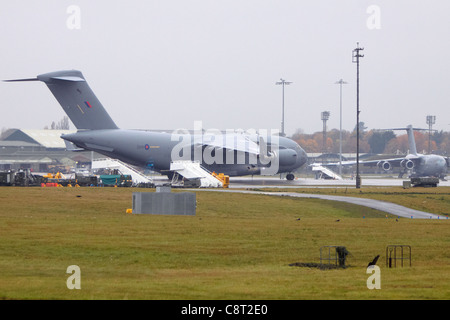 Un RAF C-17A Globemaster atterrit à Brize Norton, Oxfordshire, en amont de la cérémonie de rapatriement pour 1510 se Vijay Rai Banque D'Images