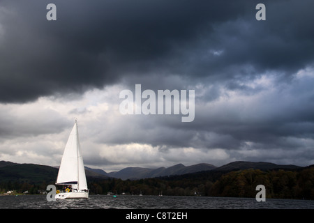 Ciel dramatique tout en voile et bateaux à voile sur le lac Windermere Banque D'Images