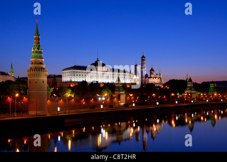 Le kremlin (1482-1495) et son reflet dans la rivière Moskva, à Moscou, Russie Banque D'Images