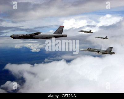 Une forteresse B-52 StratoFortress de la base aérienne d'Andersen, Guam, est escortée par Hornets de la Royal Australian Air Force le 21 mars en route vers le champ de tir de Delamere dans le cadre de l'exercice de foudre vert qui s'est terminé la semaine dernière en Australie. Le site de l'aire de tir de Delamere, dans le territoire du Nord, est un site d'exercice militaire de classe mondiale qui permet d'améliorer et de tester de nombreuses compétences. Banque D'Images