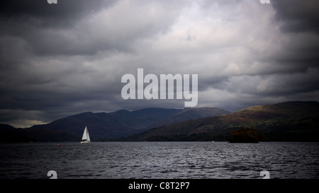 Ciel dramatique tout en voile et bateaux à voile sur le lac Windermere Banque D'Images