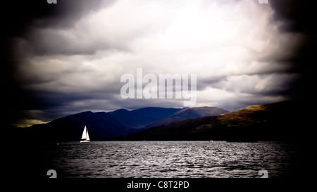 Ciel dramatique tout en voile et bateaux à voile sur le lac Windermere Banque D'Images