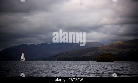 Ciel dramatique tout en voile et bateaux à voile sur le lac Windermere Banque D'Images