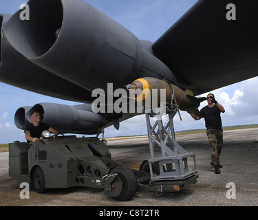 Des agents de maintenance de la 2e Escadre Bomb à la base aérienne de Barksdale, en Alabama, travaillent sur un bombardier B-52 Stratofortress sur la ligne de vol de la base aérienne d'Andersen, à Guam. La présence du bombardier dans cette région améliore la sécurité régionale, démontre l'engagement des États-Unis dans la région du Pacifique et offre des possibilités de formation intégrées aux aviateurs déployés. Banque D'Images