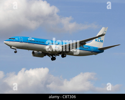 KLM Royal Dutch Airlines Boeing 737-800 passenger jet plane flying en approche Banque D'Images