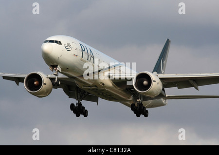 Pakistan International Airways Boeing 777-200ER d'ÉFVP ou long haul Passenger jet avion en approche. Libre Vue de face. Banque D'Images