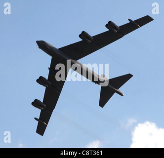 Pendant le Forum de sécurité nationale à la base aérienne de Maxwell, en Alabama, une Stratoforteresse B-52 organise un survol du 20 mai pour les participants au forum de 2009. Après le B-52 est venu voler-les par un B-1 lancer et un B-2 Esprit. Banque D'Images