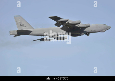 Un B-52H Stratofortress décolle d'Eielson Air Force Base, Alaska, le 23 juin Banque D'Images