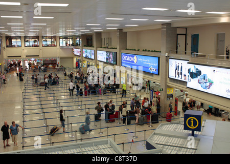 Réseaux de transport et de voyage aérien. Passagers en attente d'enregistrement à l'aéroport international de Malte. Banque D'Images