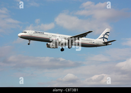 Aegean Airlines Airbus A321 avion de passagers en vol peu de temps avant l'arrivée Banque D'Images