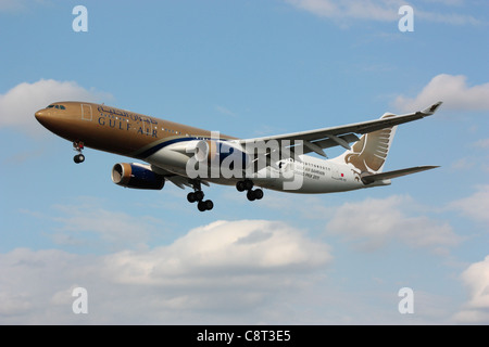 Gulf Air vol avion Airbus A330-200 en approche Banque D'Images