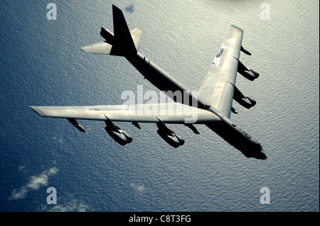 Un B-52 StratoFortress survole l'océan Pacifique après un ravitaillement en vol à l'appui de l'exercice Rim of the Pacific, le 10 juillet 2010. RIMPAC est un exercice biennal multinational conçu pour renforcer les partenariats régionaux et améliorer l'interopérabilité. Le B-52 provient du 20e Escadron de bombardement de la base aérienne de Barksdale, en Louisiane. Banque D'Images